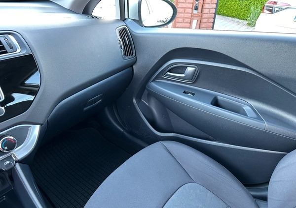 Kia Rio cena 36900 przebieg: 98000, rok produkcji 2017 z Trzebnica małe 667